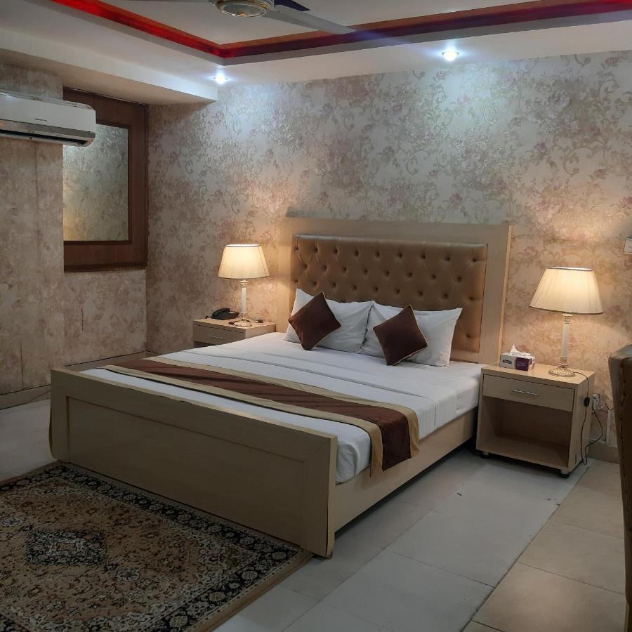Premier Inn Davis Road Lahore Bagian luar foto