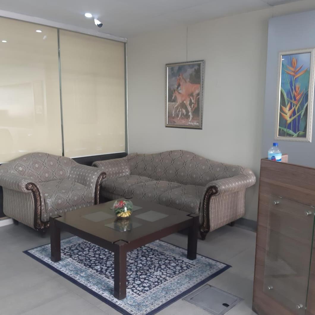 Premier Inn Davis Road Lahore Bagian luar foto