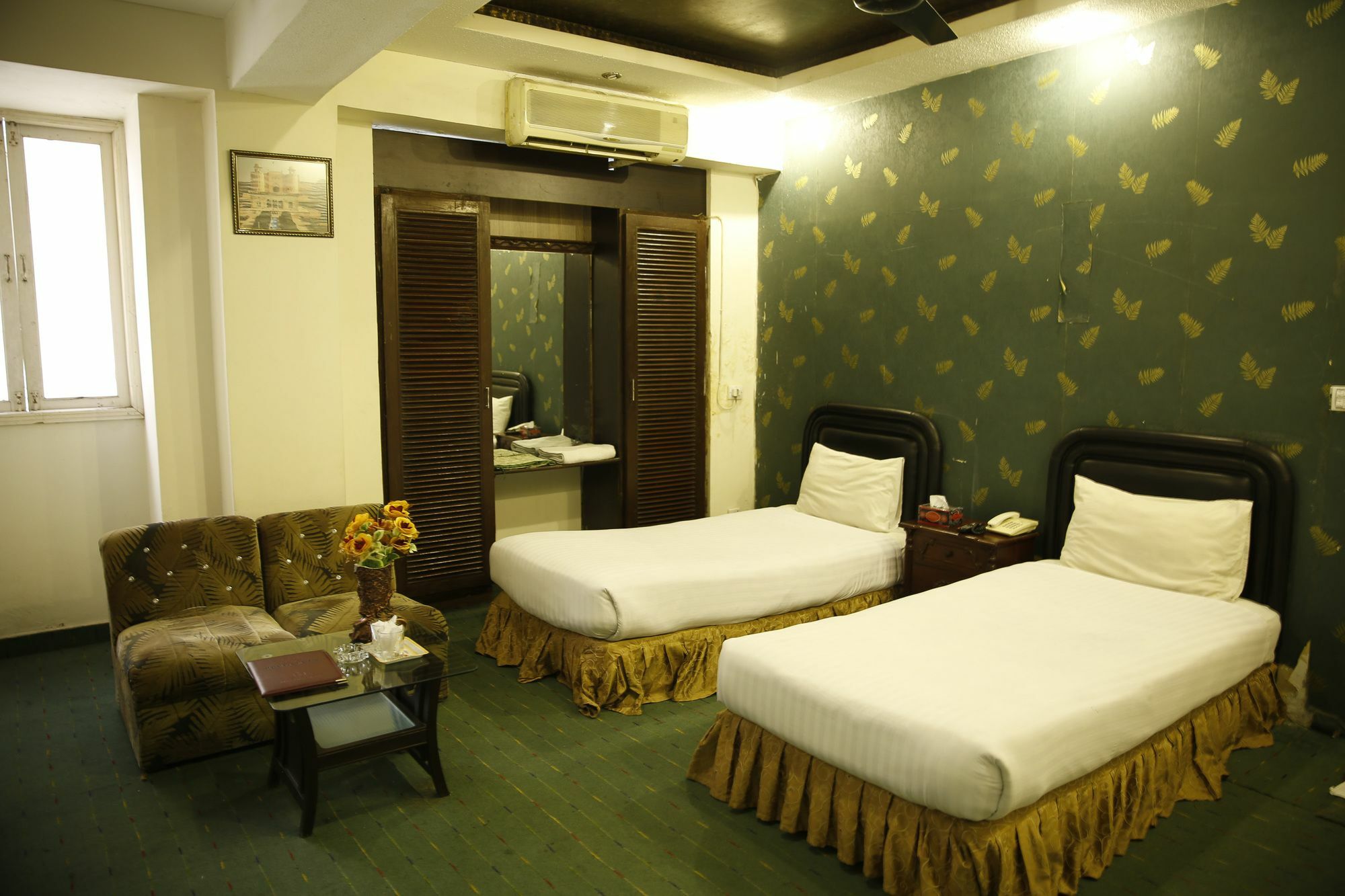 Premier Inn Davis Road Lahore Bagian luar foto