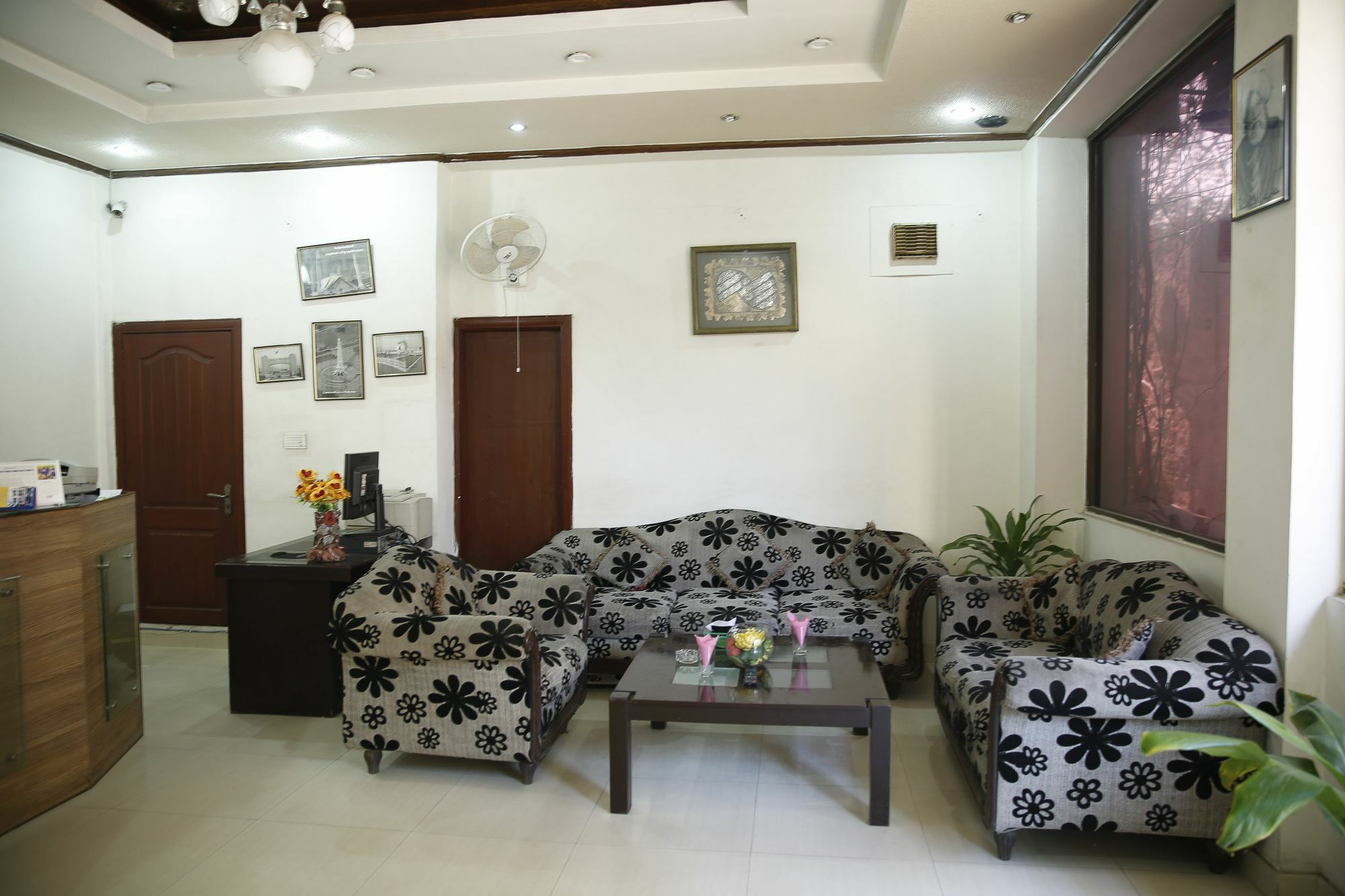 Premier Inn Davis Road Lahore Bagian luar foto