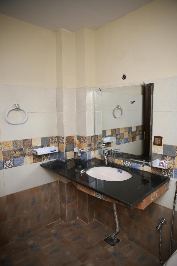 Premier Inn Davis Road Lahore Bagian luar foto