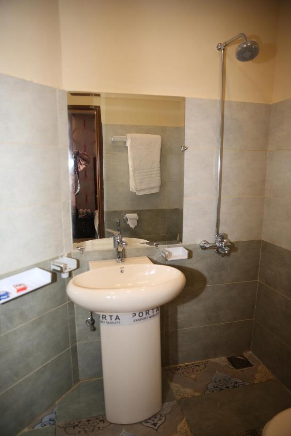 Premier Inn Davis Road Lahore Bagian luar foto